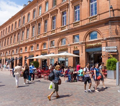 Des Toulousains marchent dans la rue